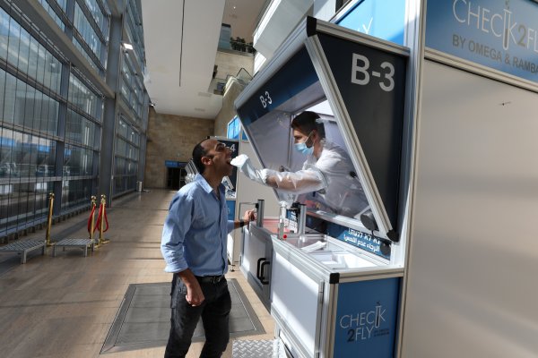 En el aeropuerto de Israel toman PCR a los pasajeros al momento del check in (Foto: Reuters)