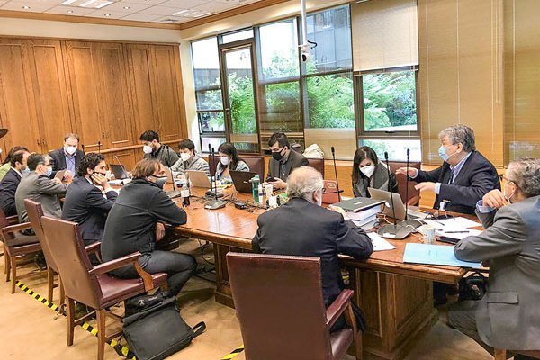 Las negociaciones continuaron ayer en la sede del Senado, en Valparaíso.