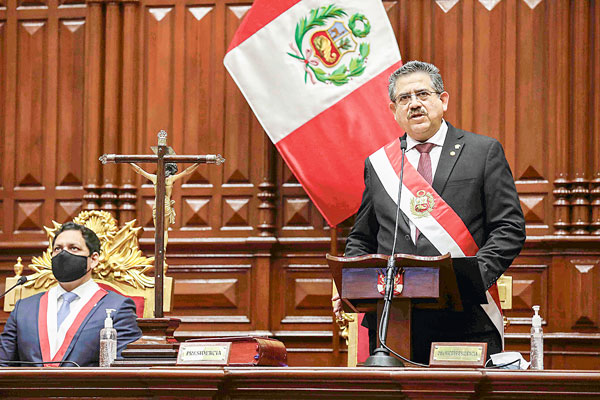 Clasificadoras de riesgo advierten instituciones más débiles en Perú tras destitución a Vizcarra. Foto: Reuters