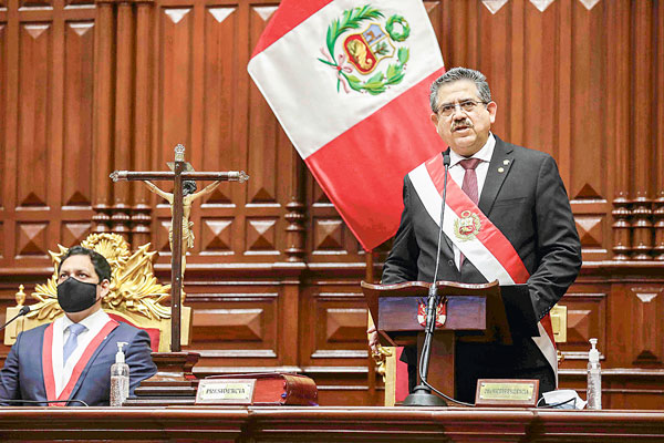 Clasificadoras de riesgo advierten instituciones más débiles en Perú tras destitución a Vizcarra