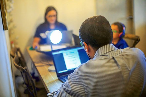 <p>Sostenedores de establecimientos educacionales no estarían obligados a, por ejemplo, costear los gastos asociados al trabajo a distancia. Foto: Reuters</p>