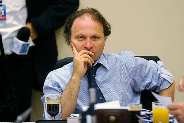 Segundo retiro: Senador De Urresti (PS) confirma para mañana citación a la Comisión de Constitución