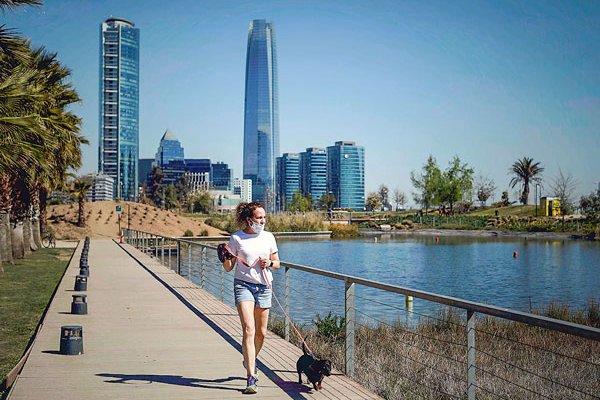 Aguas Cordillera asegura que le obra quedará completamente enterrada y no afectará el uso que le da la comunidad al parque. Foto: Agencia Uno