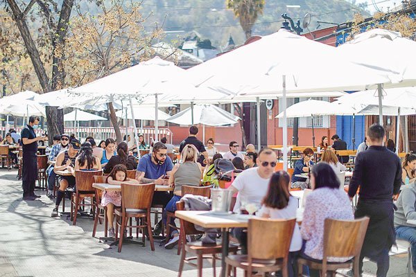 Encuesta semanal Cadem: El 55% de quienes han retornado al trabajo de manera presencial dice estás “muy contento”
