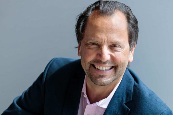 Hacienda contrata a Luigi Zingales para entregar recomendaciones sobre cómo aumentar la competencia en el mercado financiero de Chile