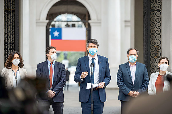 El ministro de Ciencia, Andrés Couve (al centro), se reunió en La Moneda con el Comité Vacuna Coronavirus, que conforman, entre otros, Paula Muñoz, Alexis Kalergis, Miguel O’Ryan y Lorena Tapia.