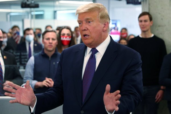 Trump denuncia una "conspiración" para retrasar los datos sobre la vacuna hasta después de los comicios