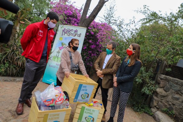 Vecinos de la Comunidad Ecológica, la recicladora Sandra Quiroz y la ministra del Medio Ambiente.