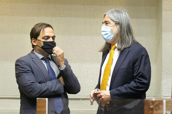 El titular de la Dipres, Matías Acevedo, dialoga con el senador Juan Pablo Letelier (PS). Foto: Agencia Uno