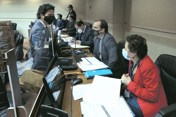 El ministro Briones junto al titular de la Dipres, Matías Acevedo. Foto: Senado