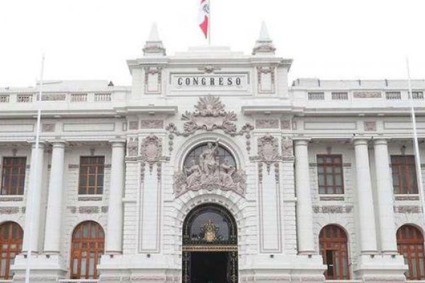 Congreso peruano debatirá crear una aerolínea "low cost" con participación estatal