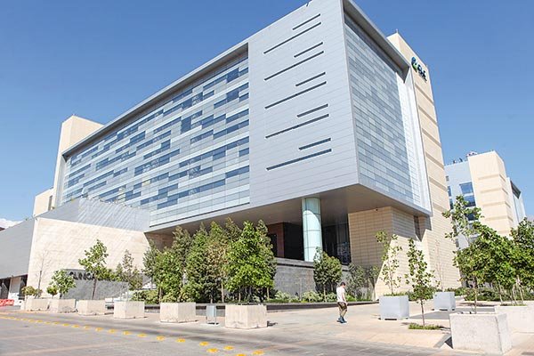 Clínica Las Condes pide a AstraZeneca que garantice a voluntarios del estudio de vacuna con póliza de seguros