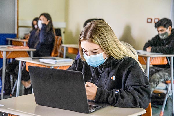 Madres y entorno social pueden disminuir las brechas de género en educación financiera