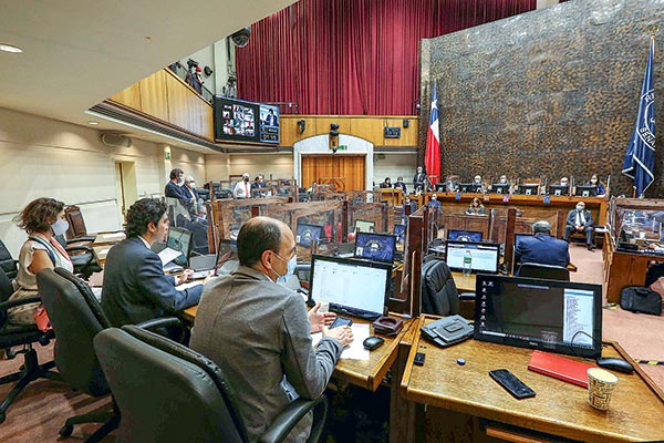 Los ministros Cristián Monckeberg, Ignacio Briones y María José Zaldívar estuvieron en el Congreso para defender su proyecto de ley. Foto: Senado