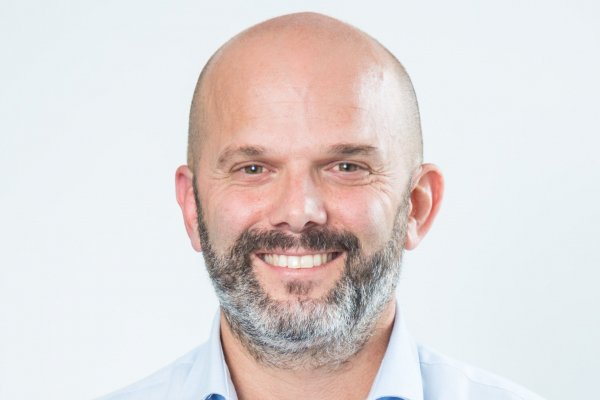 <p>Santiago Farinati, director general de Alsea para el Cono Sur conversa con Marily Lüders</p>