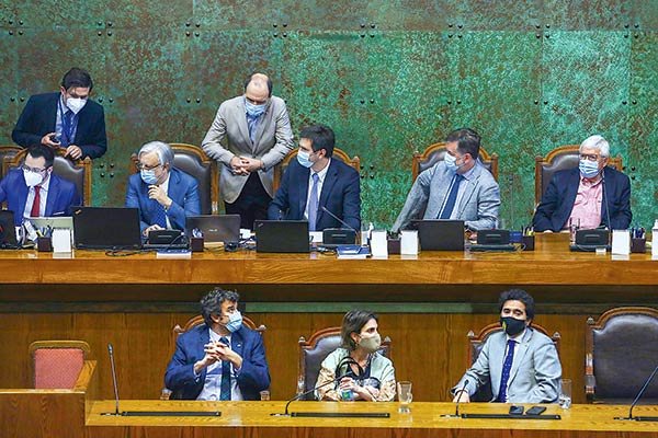 Los ministros Zaldívar, Briones y Monckeberg se desplegaron en el Congreso para que el proyecto avanzara.