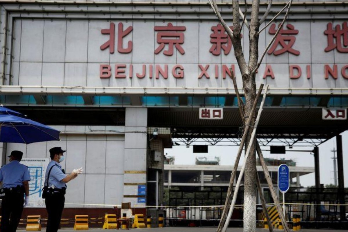 <p>China eleva la fiscalización y ordena mayores inspecciones para evitar la transmisión del virus a través de productos importados</p>