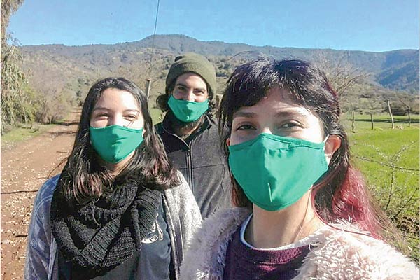 Carlos Jesús Nadal Painén (sociólogo), Javiera Baez Gómez (Agronomía) y Fernanda Poblete Castro (Gestora Cultural). Los tres trabajan por Servicio País en la comuna de Lolol, Región de O’Higgins.