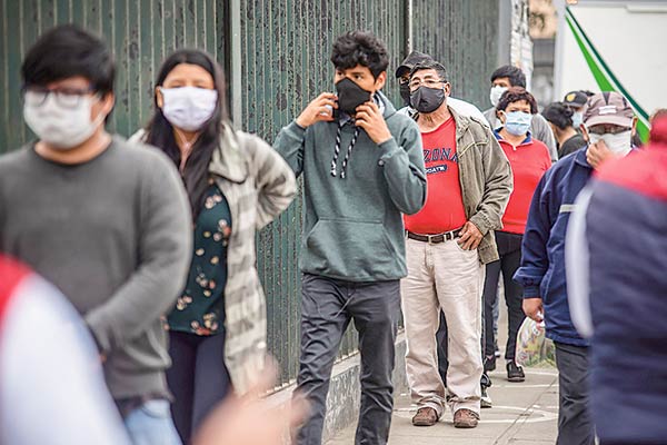 Desde el 1 de mayo se pudo retirar el 25% de los fondos individuales en Perú. Foto: Bloomberg