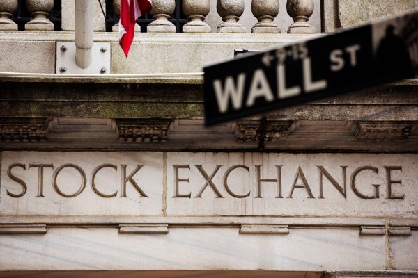 BofA asegura que las acciones reciben flujos entrantes récord mientras oro pierde brillo por noticias sobre vacunas