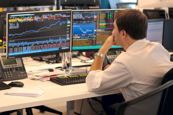 "Un comportamiento de manada" y que "explota la sobreconfianza": informe de la OCDE aborda el impacto de los asesores financieros "no regulados" en Chile