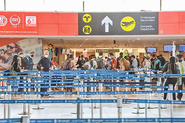 ADP y Vinci son accionistas principales del Aeropuerto de Santiago. Foto: Julio Castro