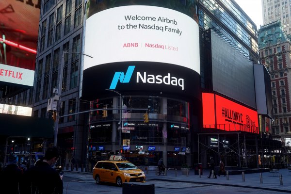 Ni en los mejores sueños de Airbnb: empresa sale a bolsa y la acción ya vale más del doble