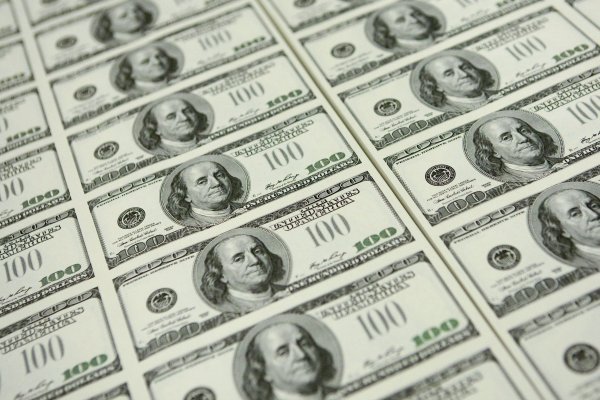 Dólar cierra a la baja y acumula caída de casi $ 35 en las dos últimas semanas
