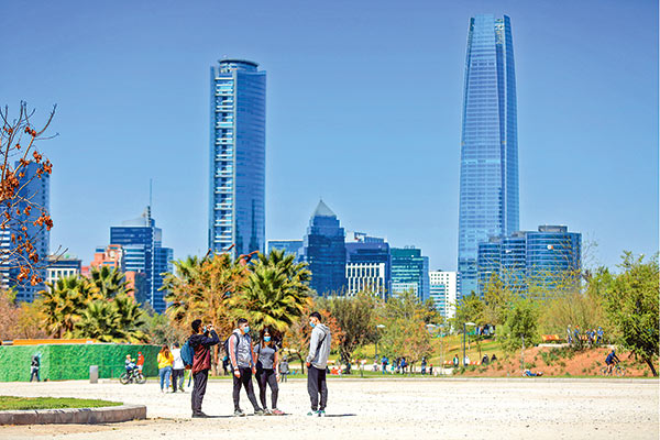 Las Condes, Providencia y Santiago Centro son las que concentran más oficinas de “Clase A”.