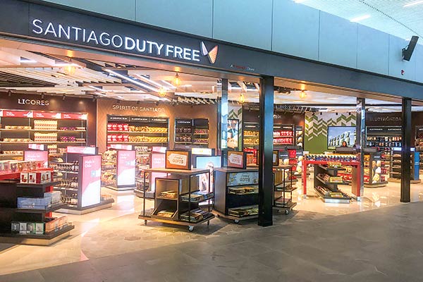 Licitación del nuevo duty free del aeropuerto de Santiago ad portas de su inicio tras un año de retraso