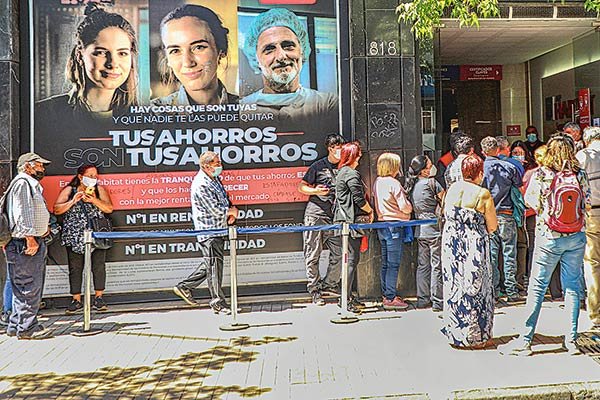 Hasta las 17:00 horas de ayer, solicitudes de retiro sumaban 6.136.165. Así, el 56% de quienes pueden retirar fondos ahora, lo han hecho. Foto: Julio Castro