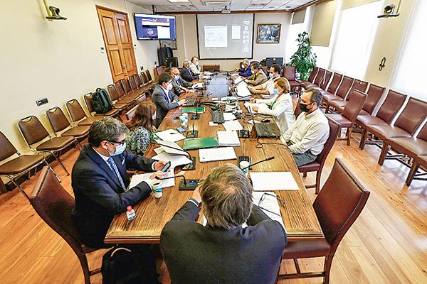 El duro enfrentamiento entre Núñez y Briones en el debate del reajuste