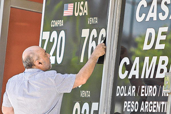 Dólar en Chile cayó a niveles previos al estallido social y el cobre continúa su fuerte alza