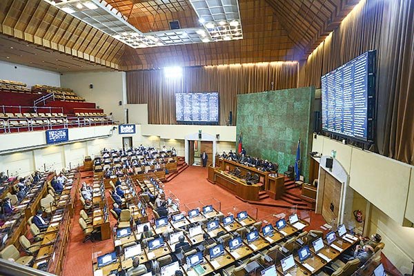 La Sala de la Cámara de Diputados inició ayer el análisis del proyecto de reajuste salarial para el sector público.