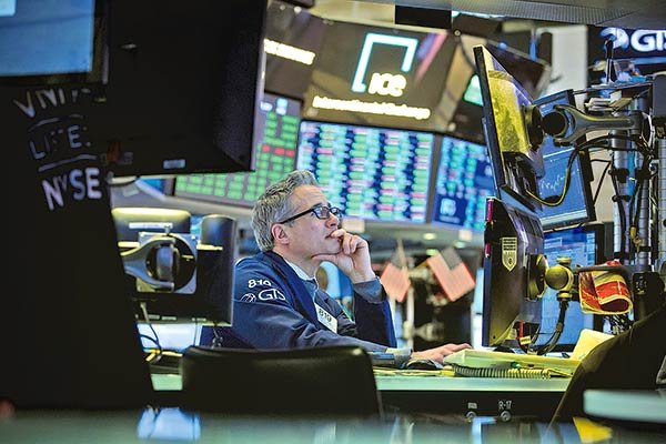 Nueva cepa de Covid-19 golpeó a las bolsas globales, pero EEUU logró repuntar durante el día