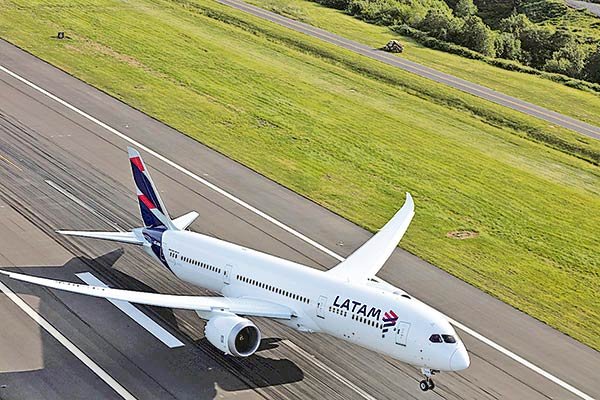 Industria aérea espera efecto de las restricciones con operación a niveles de 10% en el terminal de Santiago