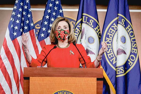 Los demócratas Nancy Pelosi (en la foto) y Chuck Schumer, junto al republicano Mitch McConnell, anunciaron que US$ 900 mil millones serán inyectados a la golpeada economía de EEUU. Foto: Reuters