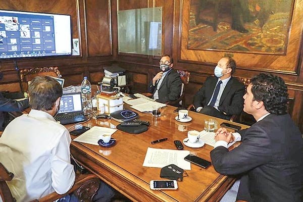 Briones anunció los cambios en presencia de un grupo transversal de diputados que solicitaron mejorar el Fogape. Foto: Ministerio de Hacienda