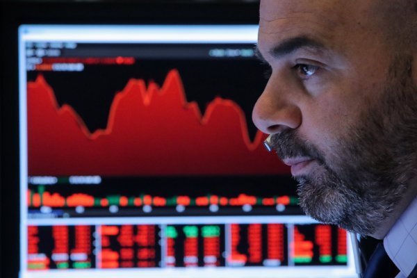 Wall Street cerró a la baja por preocupaciones de la nueva cepa del virus