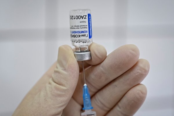 Moderna y hasta la rusa: Chile va por más vacunas contra el coronavirus