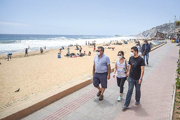 Otro efecto más de la pandemia: Gran mayoría de los chilenos señala que no saldrá de vacaciones