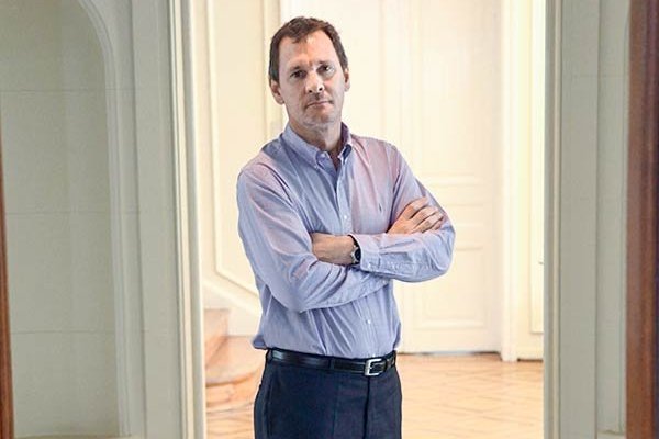 Los nuevos pasos del exsuperintendente de Bancos tras dejar la Universidad Diego Portales