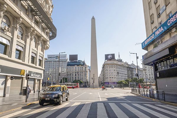 Argentina sigue en números rojos: actividad económica se contrajo 7,4% en octubre