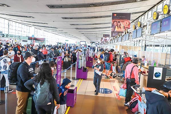 Aerolíneas mantienen proyección de recuperación en 2022, pero hacen ajustes en sus operaciones