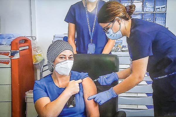 En una dividida decisión el Panel UC se pronuncia sobre la obligatoriedad de la vacuna