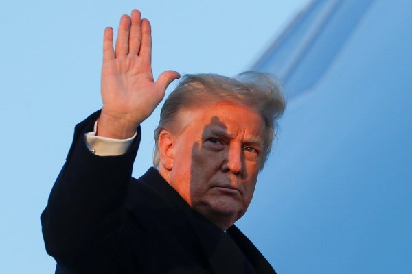 Trump firma la ley de estímulo contra la pandemia y evita un cierre del gobierno