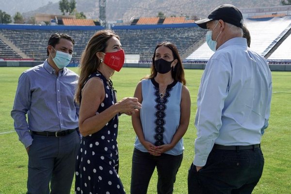 La ministra Schmidt y la Ministra Pérez junto a Juan Tagle y otras autoridades del Club Deportivo UC.