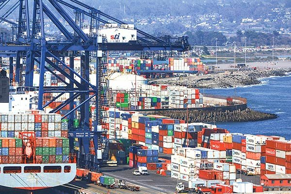STI acuerda plan de inversiones para extender su concesión en el Puerto de San Antonio hasta 2030