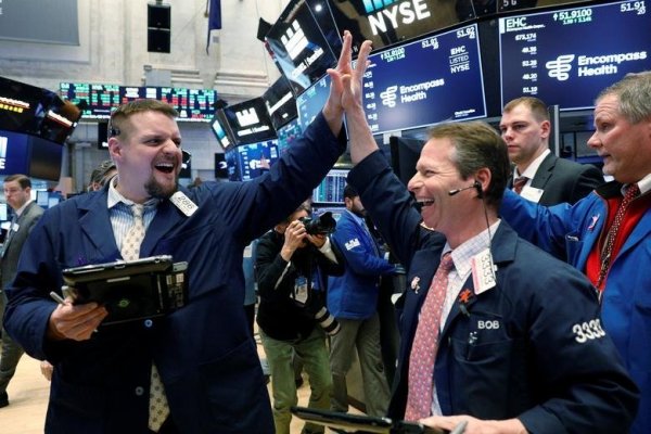 Wall Street cierra con un triple récord en medio de pedidos de destitución de Trump