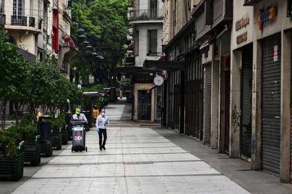 La emblemática calle Florida en Buenos Aires, sin turistas ni oficinistas, al borde del colapso por masivo cierre de locales